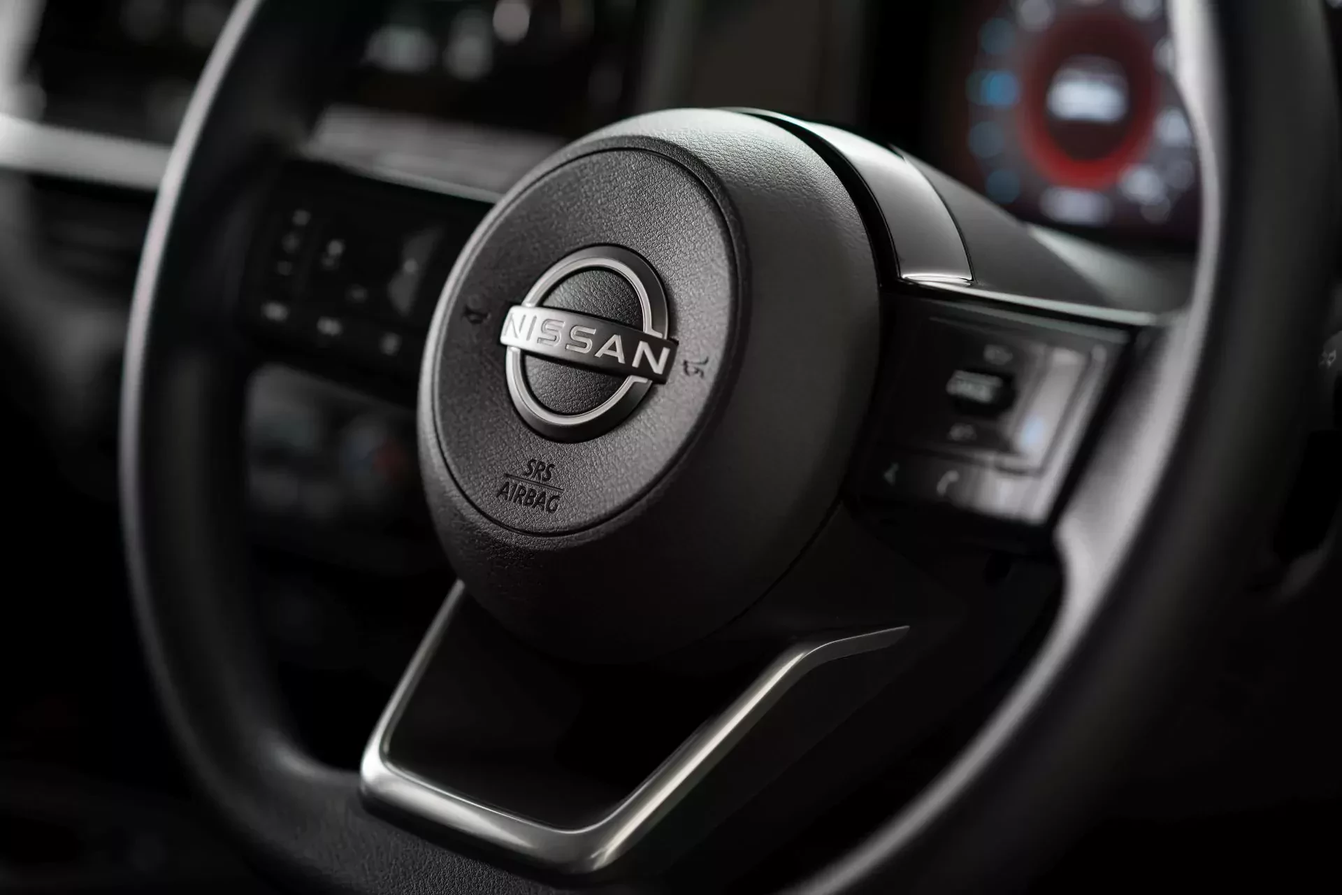 Bezpieczny, oszczędny i praktyczny – ten Nissan musiał osiągnąć sukces. W Polsce sprzedaje się do dzisiaj