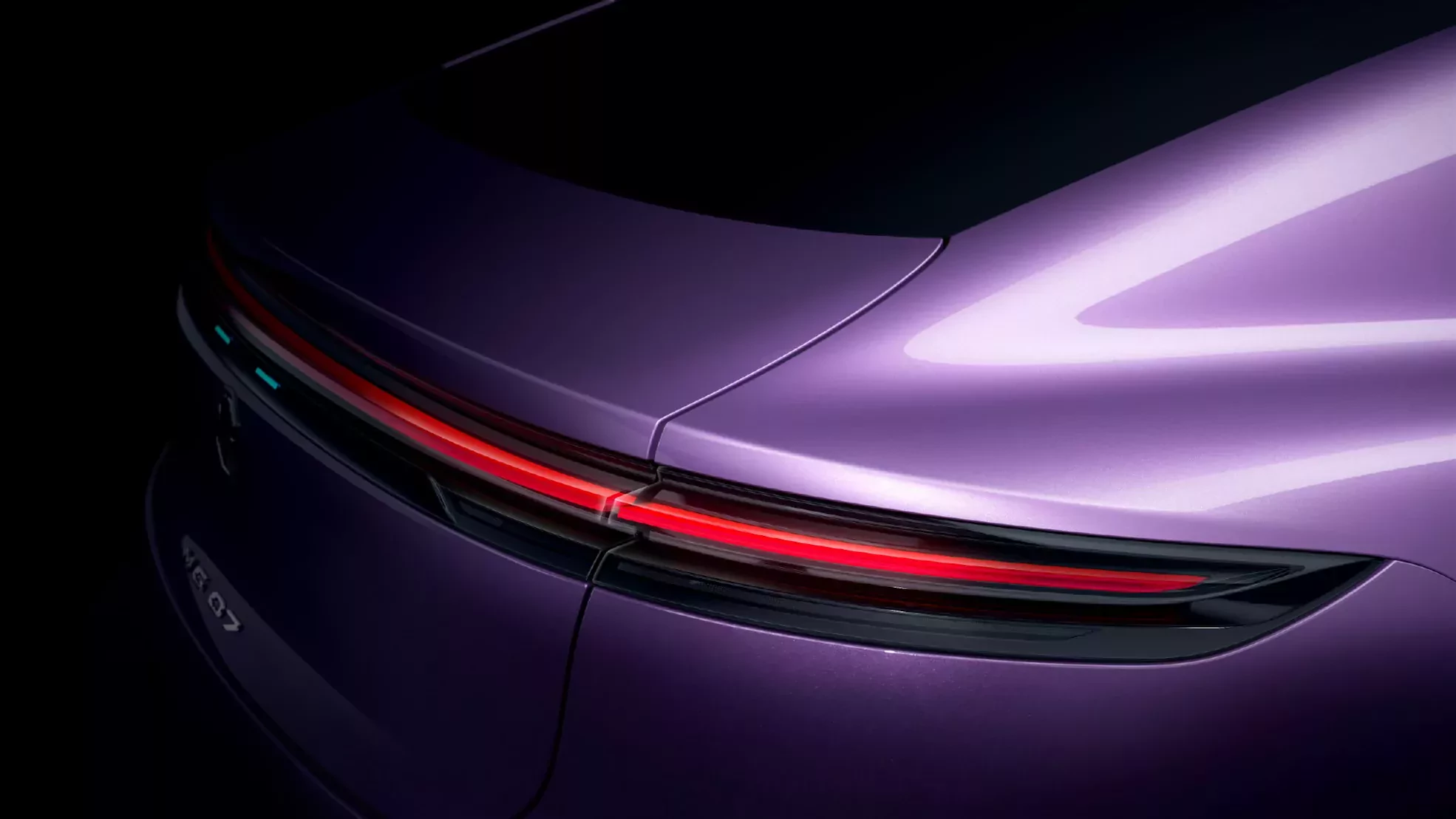 Nowosc MG 07 2026 widok nadwozia, fioletowy lakier o metalicznym połysku