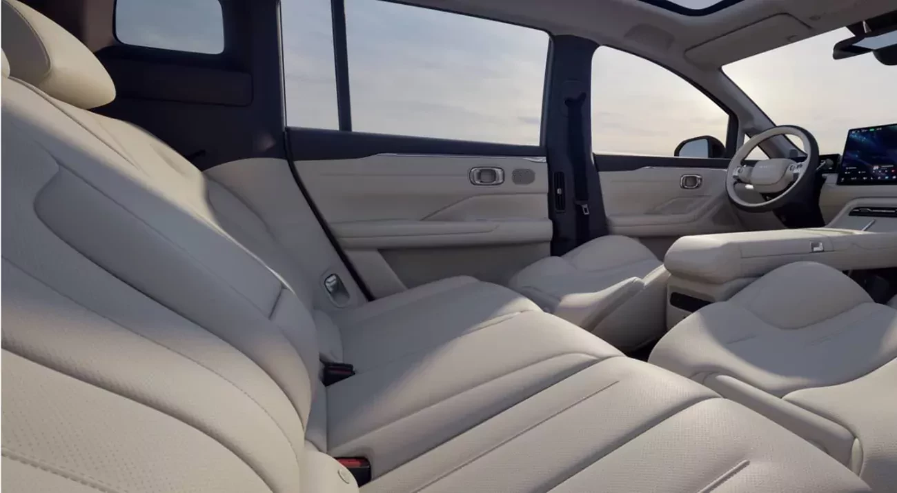 Odchylane fotele tylnej kanapy Aion N60