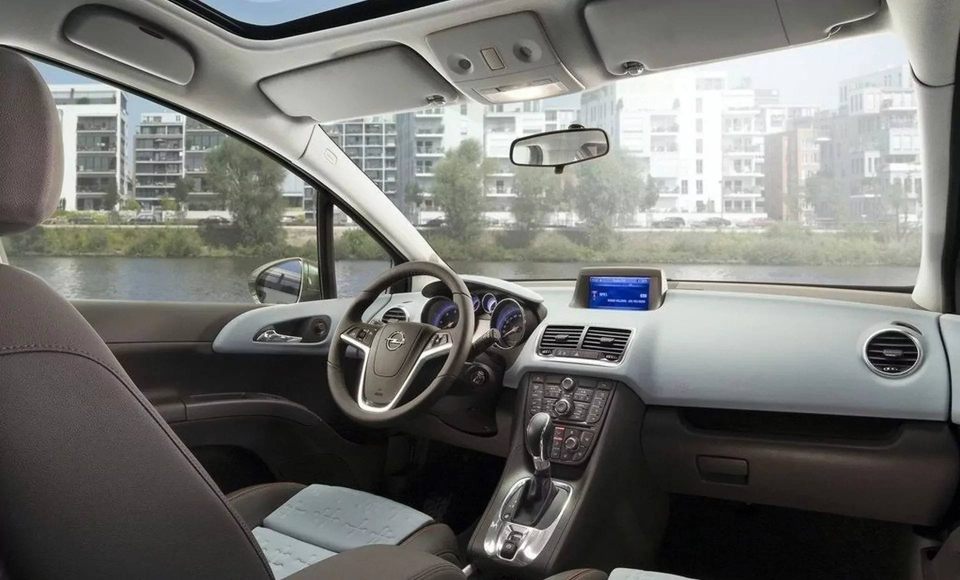 Cena poniżej 10 tysięcy złotych to nie błąd. Rodzinny Opel przez cały czas jest kuszącą opcją dla Polaków