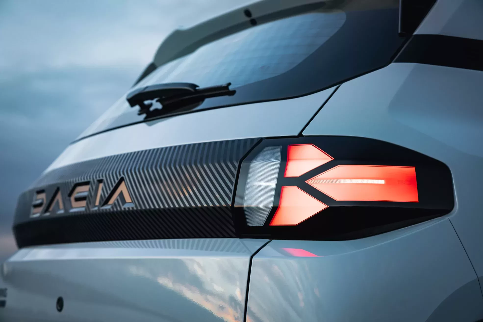 Dacia działa na nerwy BYD i Citroenowi. Odnowiony SUV „spala” 2 litry i kończy z kompromisami w 2026 roku