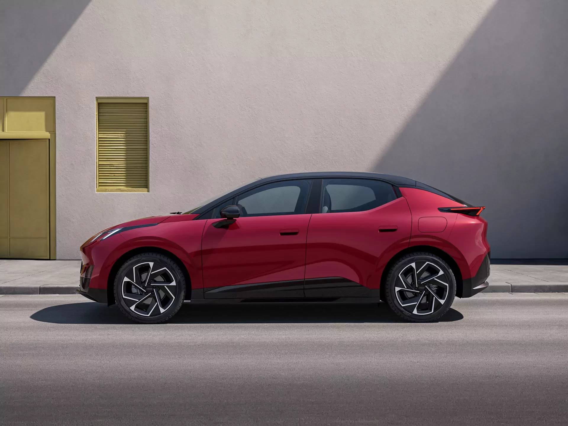 SUV -LYNKCO_02 w salonach Volvo w Europie