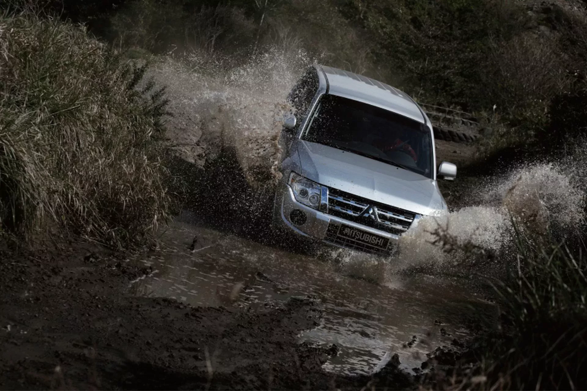 SUV Mitsubishi Pajero silnik cena ceny opinie oceny zalety wady rajd dakar służby policja wojsko