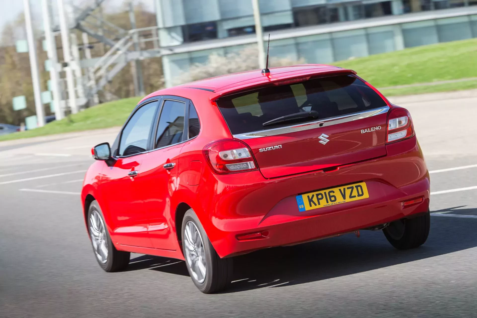 Suzuki Baleno hatchback silnik benzyna hybryda cena ceny opinie oceny zalety wady