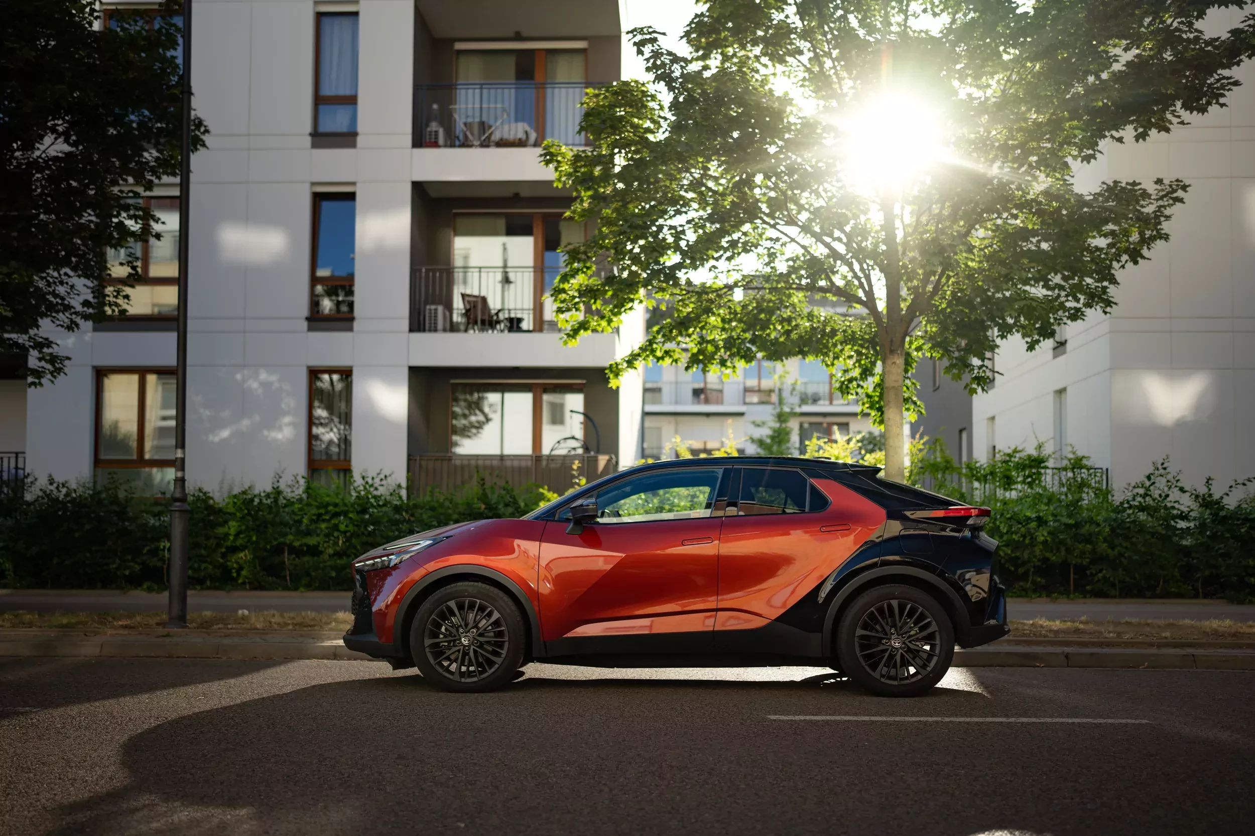 Łowcy promocji nie marnują czasu w przedwiosenne spacery. Zniżki na nowe samochody są tu i teraz, więc Polacy biegną do salonów