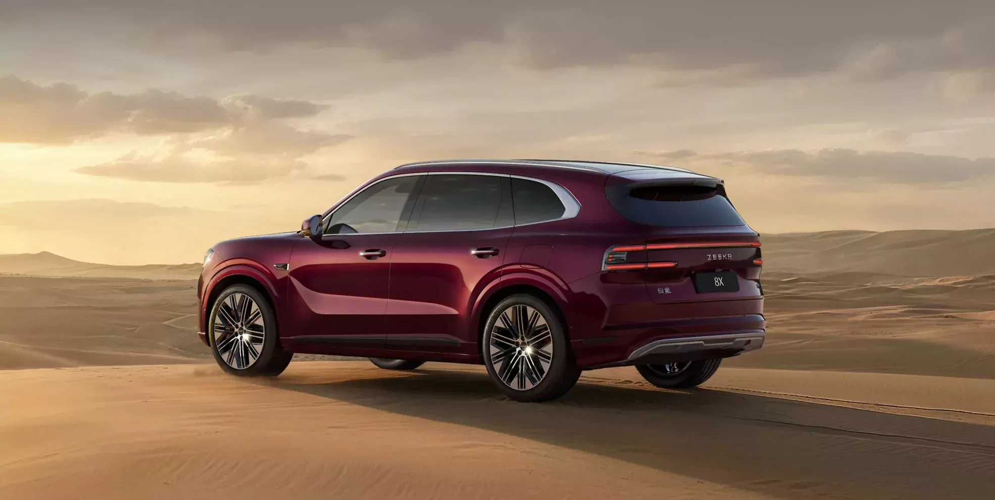 SUV Zeekr 8X widok z boku