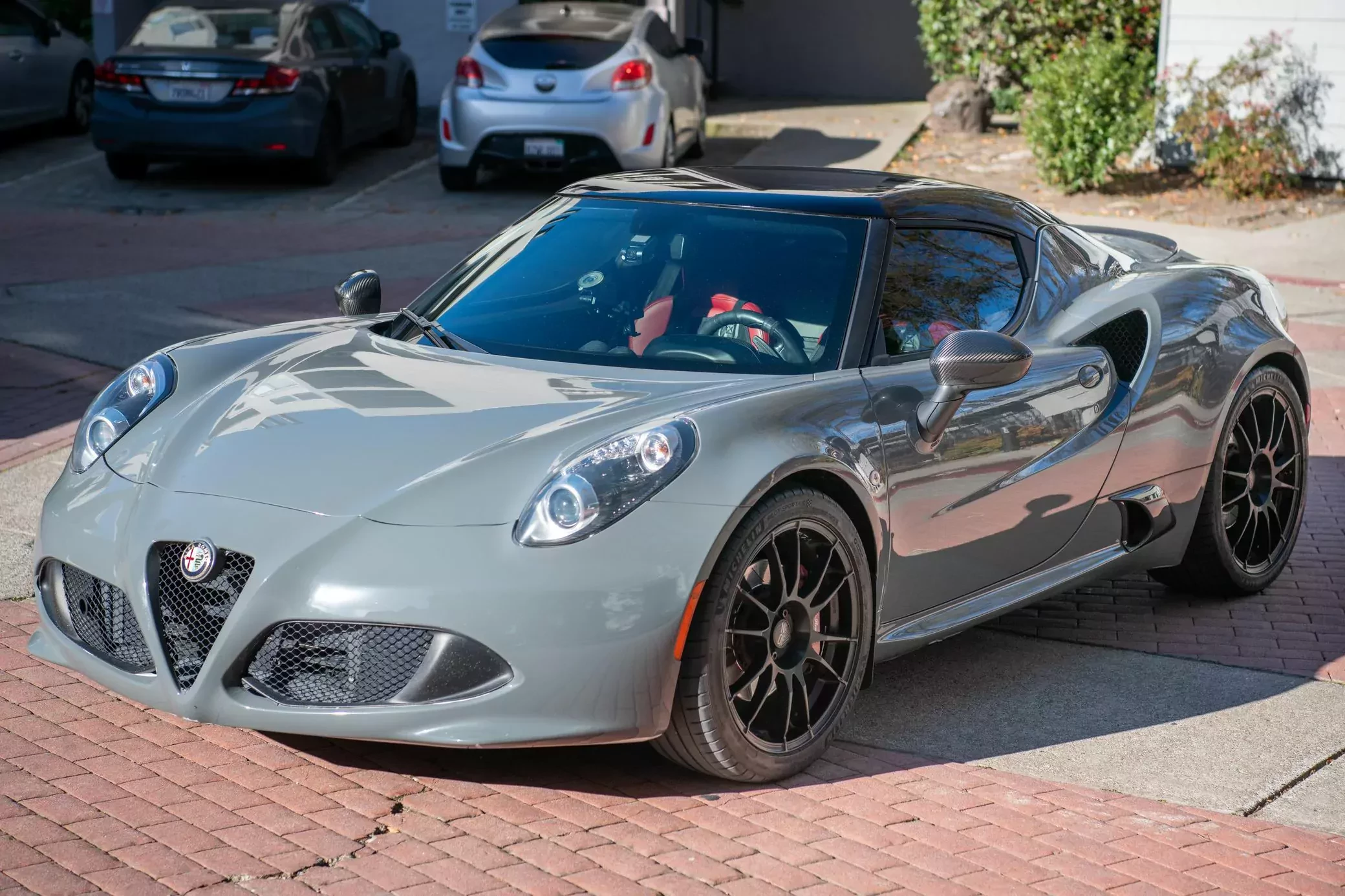 Alfa Romeo 4C czyli „baby Ferrari”. Ładne egzemplarze kosztują dziś tylko 120 000 złotych