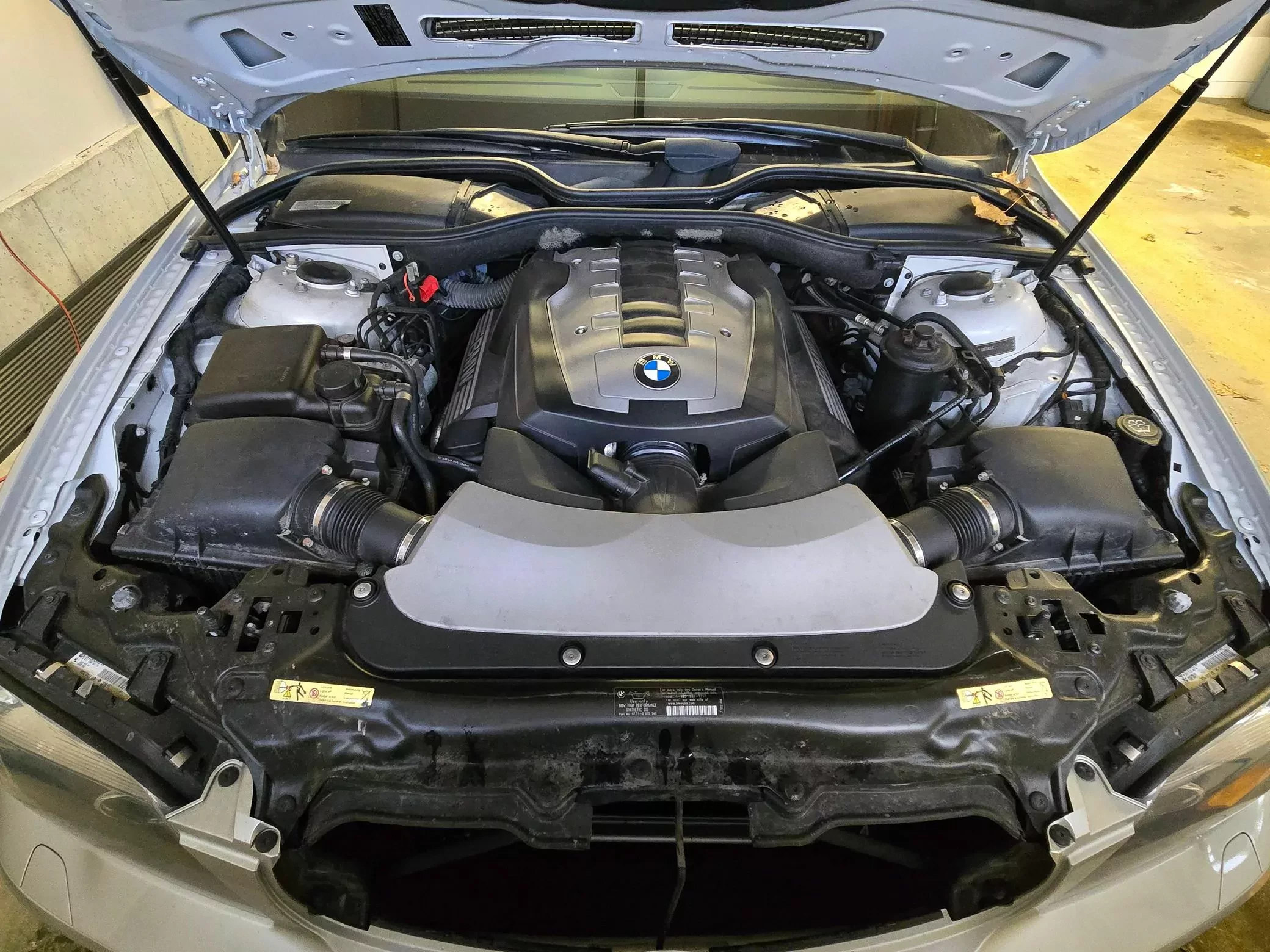 BMW 750Li z flagowym silnikiem i bogatym wyposażeniem. Ładne egzemplarze już od 20 tysięcy złotych