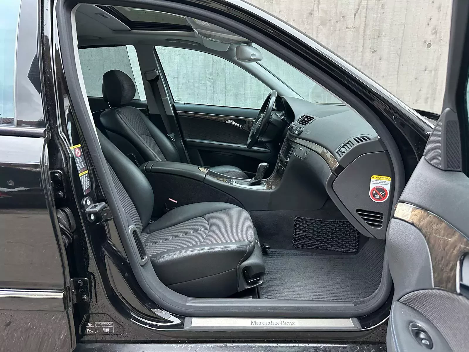 Diesel V8, kompaktowe wymiary i bogate wyposażenie. Ten sedan kosztuje tylko 65 tysięcy złotych