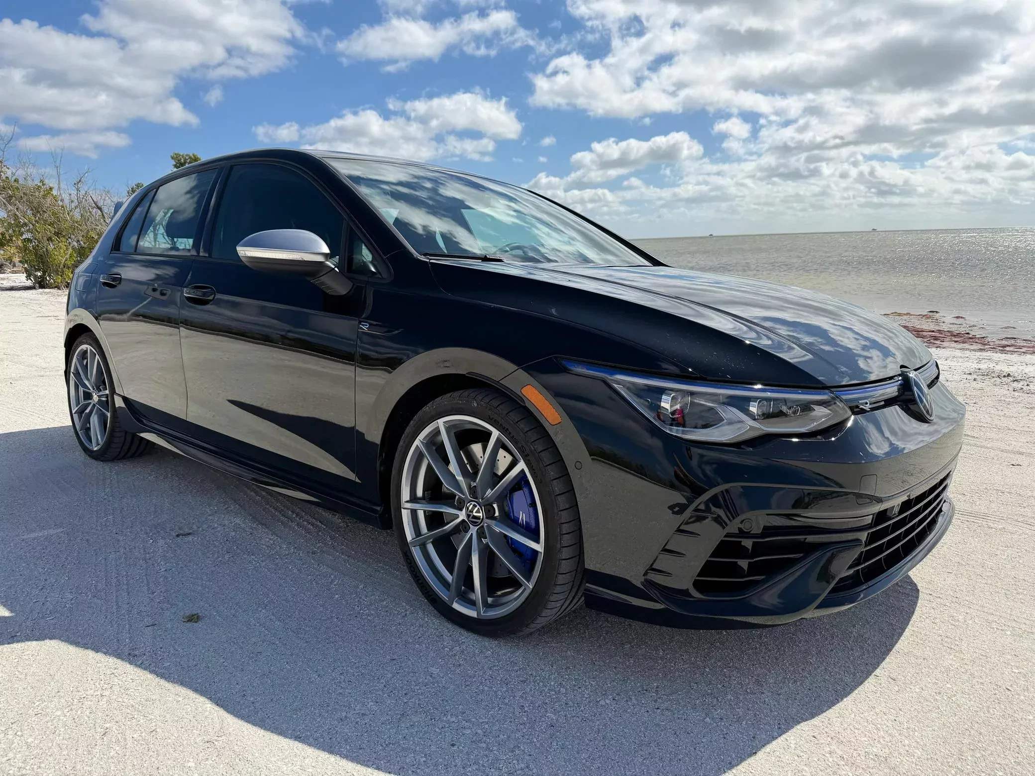 Ten Volkswagen Golf R jest prawie nówka. Ma 315 KM i kosztuje tyle co zwykła Skoda Octavia