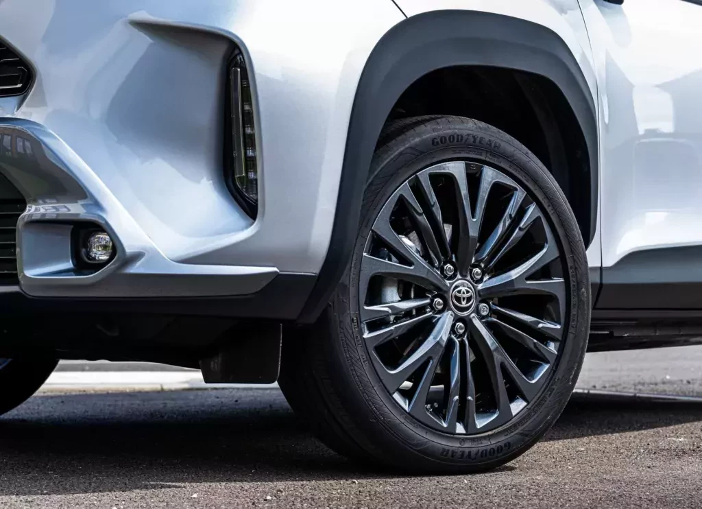 Nowy SUV powoli staje się obowiązkiem. Jest 5 konkretnych modeli, które bez problemu znajdują drogę do prywatnych garaży Polaków