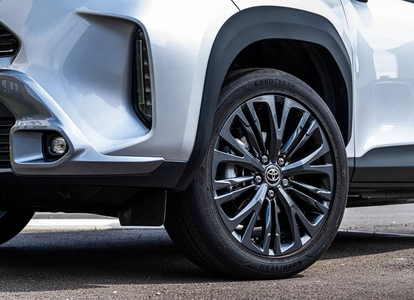 Nowy SUV powoli staje się obowiązkiem. Jest 5 konkretnych modeli, które bez problemu znajdują drogę do prywatnych garaży Polaków