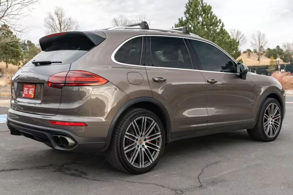 wypasione-porsche-cayenne-za-cene-skody