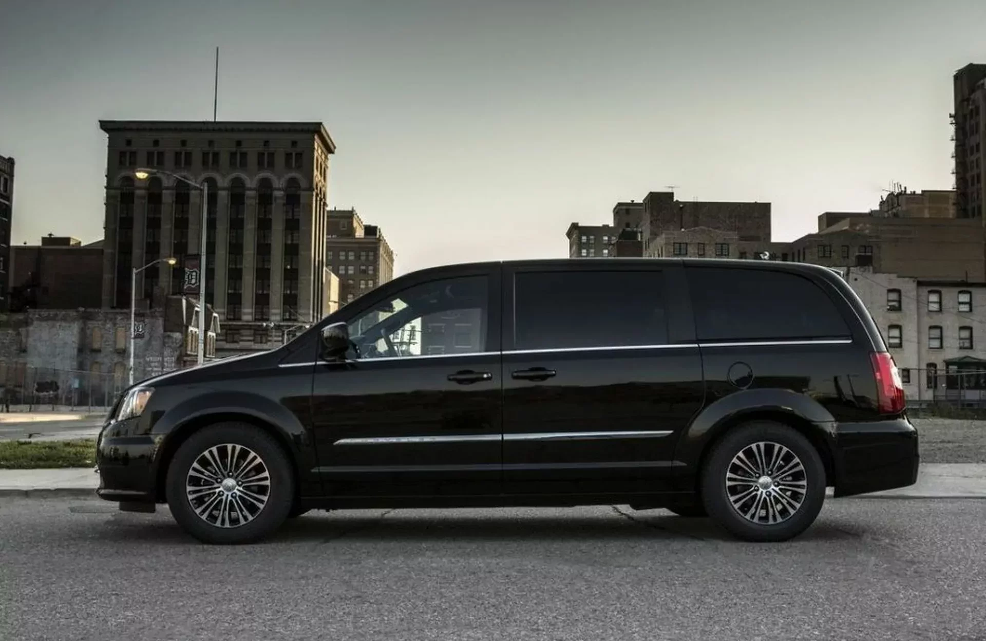 Chrysler Town & and Country silnik benzyna V6 moc osiągi cena ceny używany import USA polski opinie oceny zalety wady