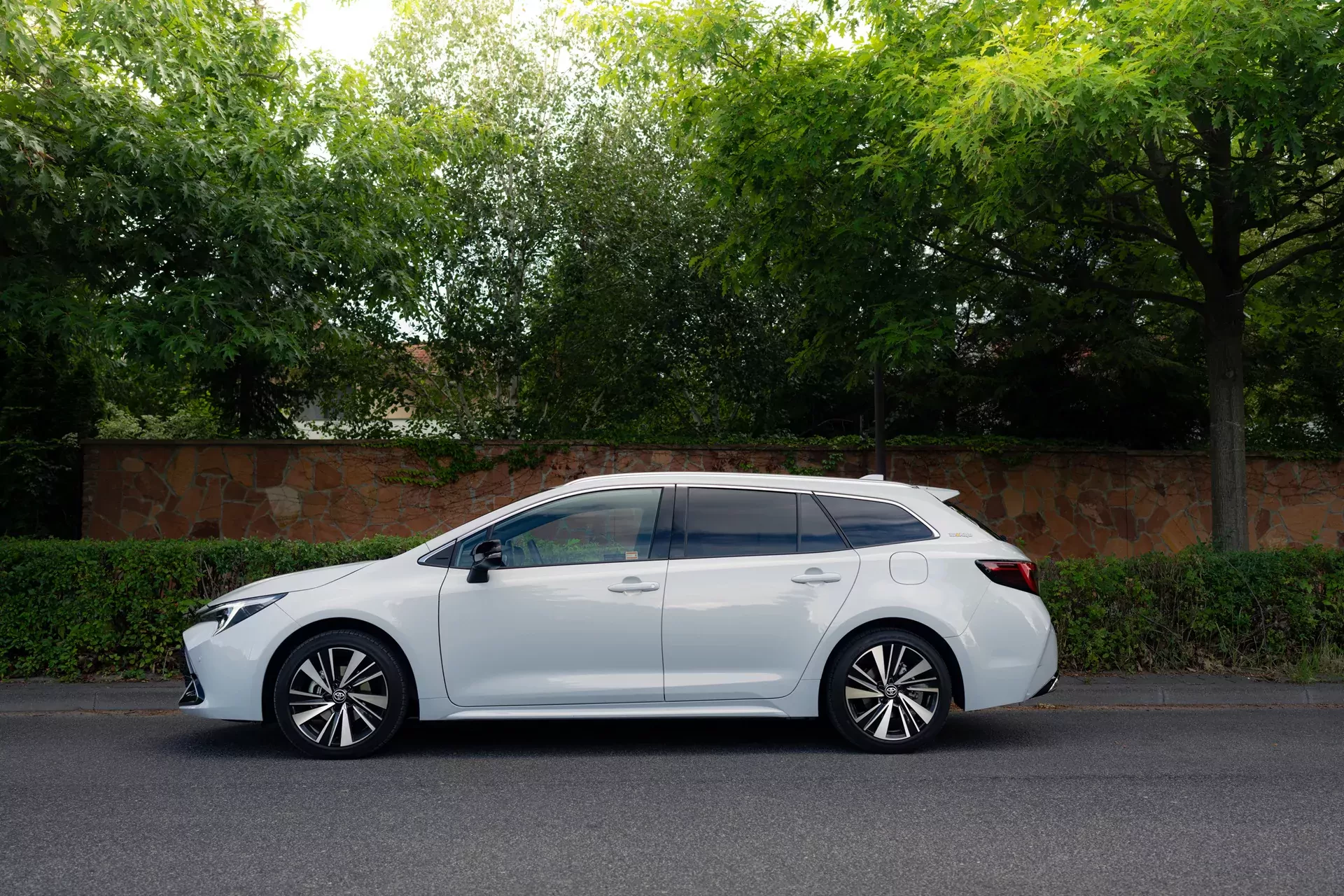 Biała Toyota Corolla_TS_Kombi_2026 zastępuje SUV-a Polakom