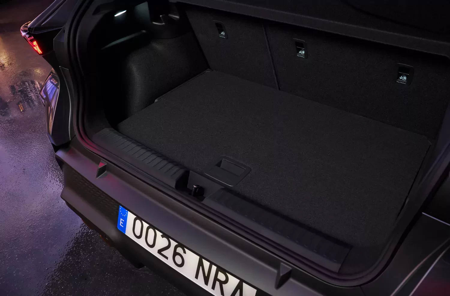 Renault 5 E-Tech przegrywa Cupra-Raval-2026 praktycznościa zdjecie bagaznika