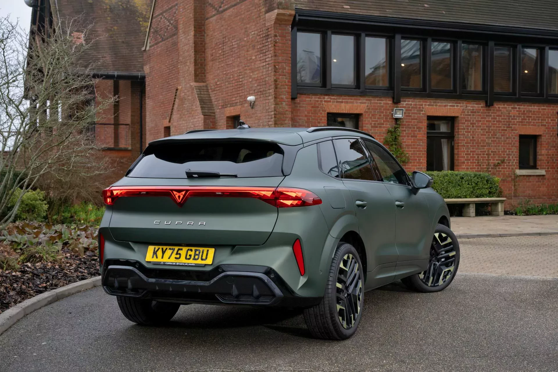 Cupra Terramar SUV silnik cena moc spalanie osiagi benzyna hybryda opinie oceny zalety wady