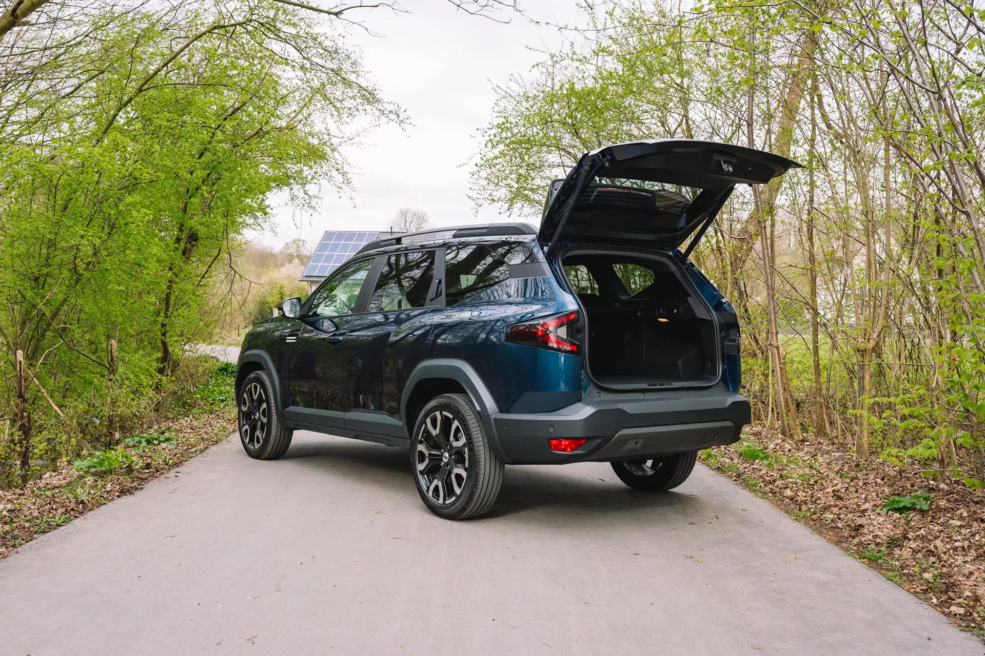 Dacia-Bigster zdjecie SUV-a z otwartym bagaznikiem na ulicy