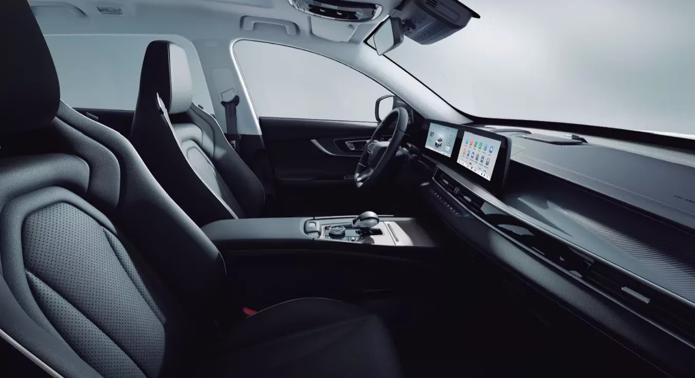 SUV EBRO S700 HEV 2026 zdjecie kabiny z kubełkowymi fotelami