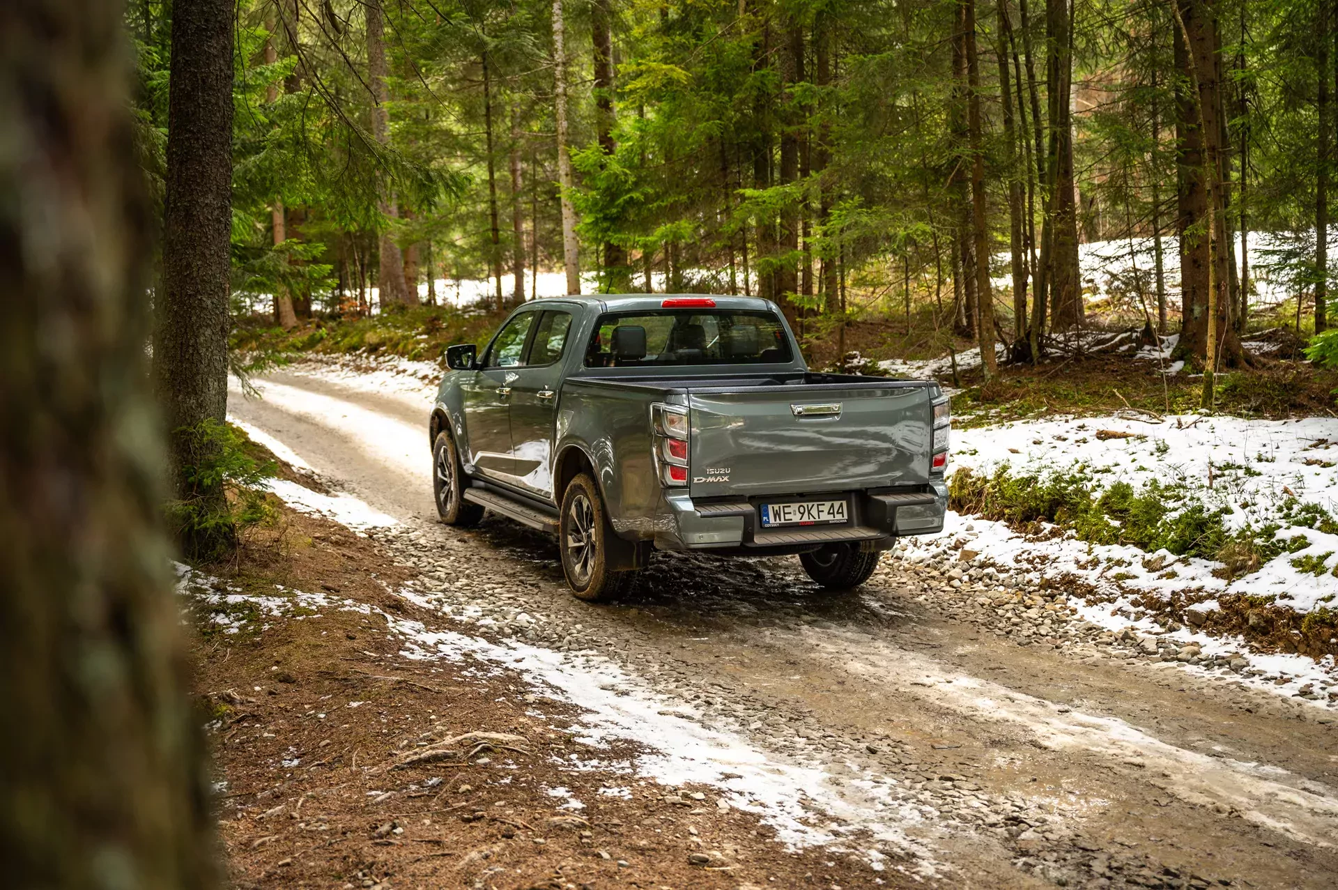 Isuzu D-Max 2026 zdjecie w lesie z tyłu
