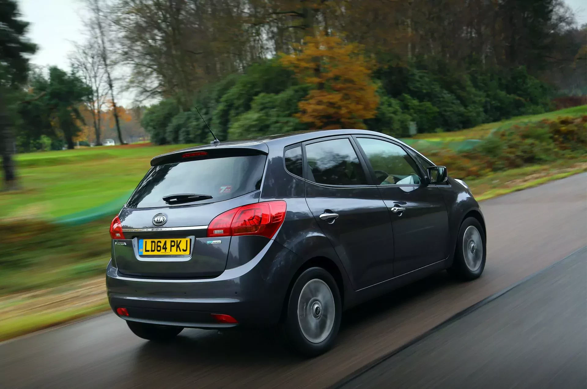 Kia Venga minivan rodzinny samochód silnik benzyna diesel moc spalanie opinie oceny zalety wady używany cena ceny