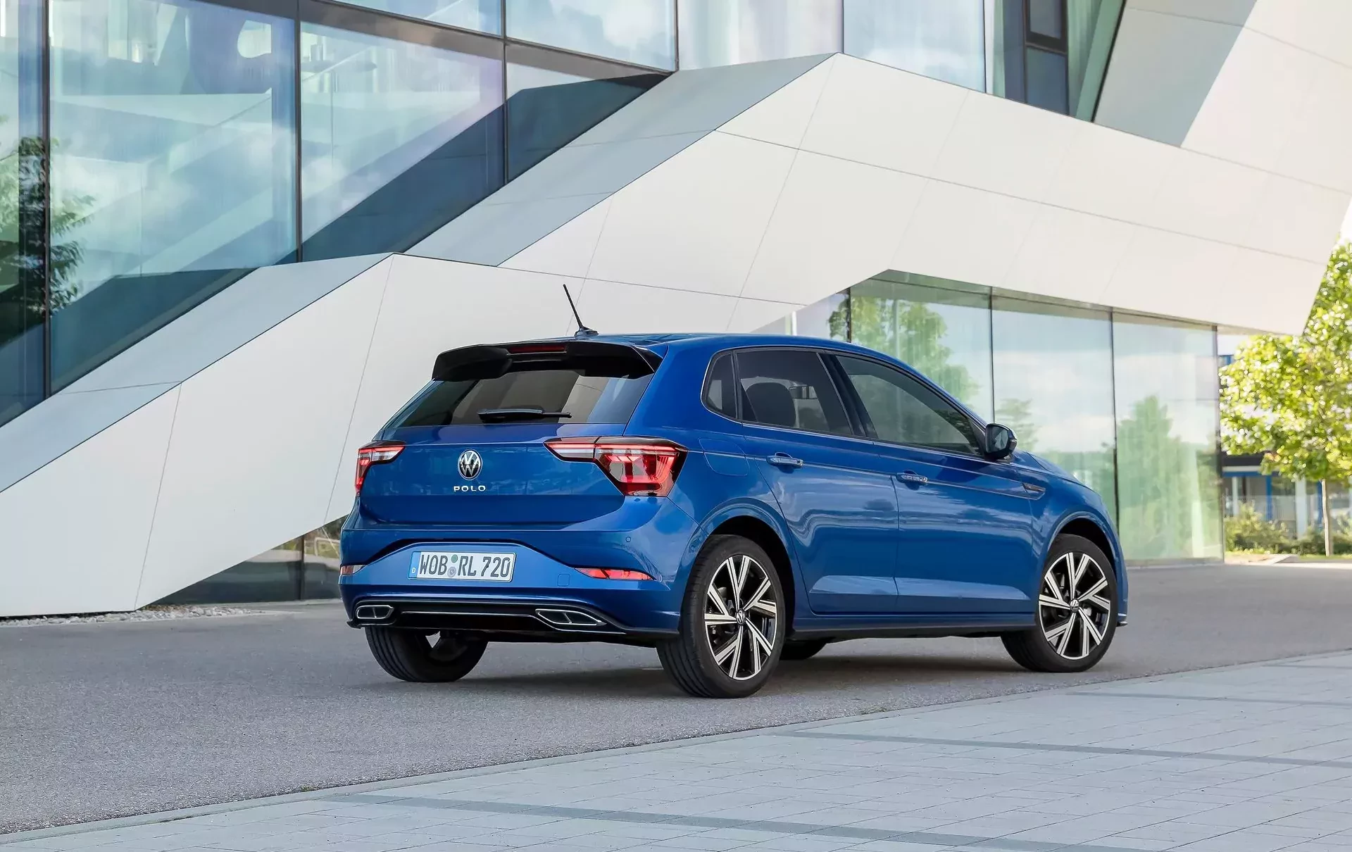 Jednak nowy Volkswagen Polo może kosztować tyle, co Dacia Sandero. W cenie 65 990 zł niezawodny silnik i bezprzewodowa ładowarka