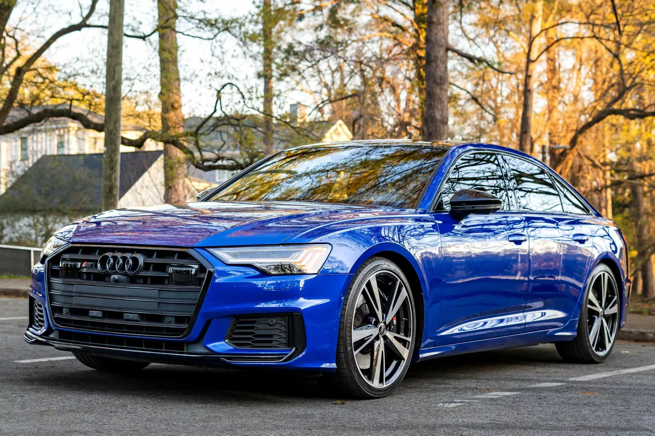 4-letnie Audi S6 Prestige prawie na full opcji. Nie ma choćby 100 tys. km przebiegu i kosztuje 150 tysięcy złotych