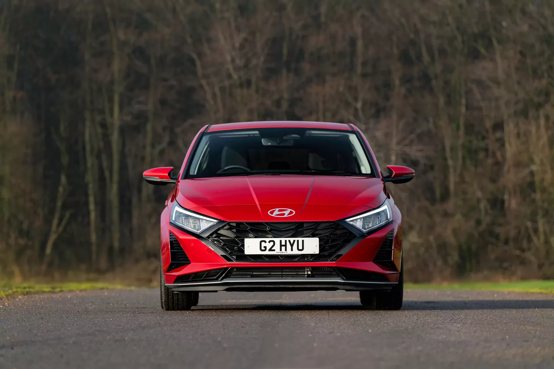 Hyundai-i20 PY 2026 w kolorze Dragon Red Pearl zdjecie z przodu