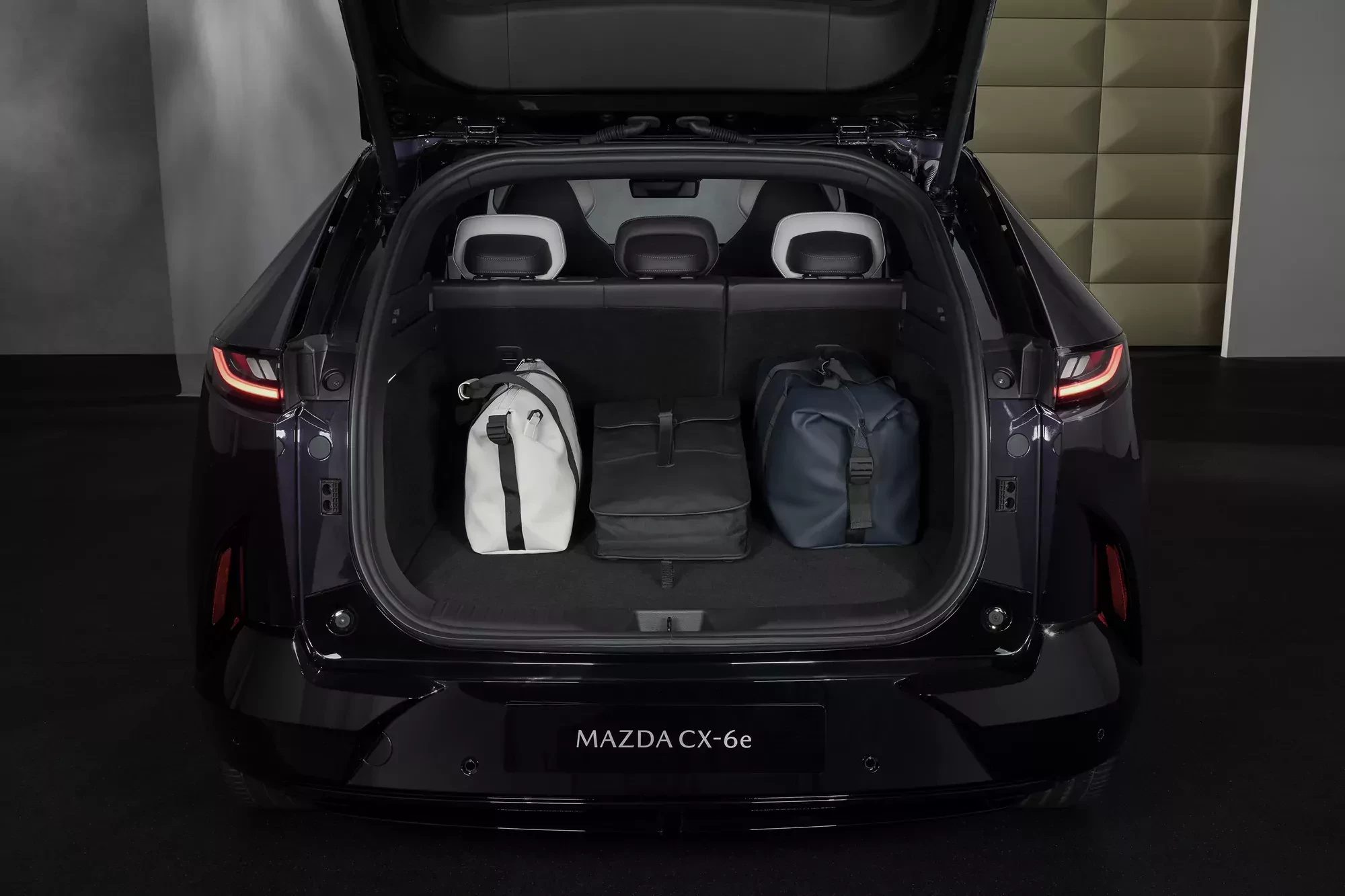 SUV EV Mazda CX-6e zdjecie bagaznika