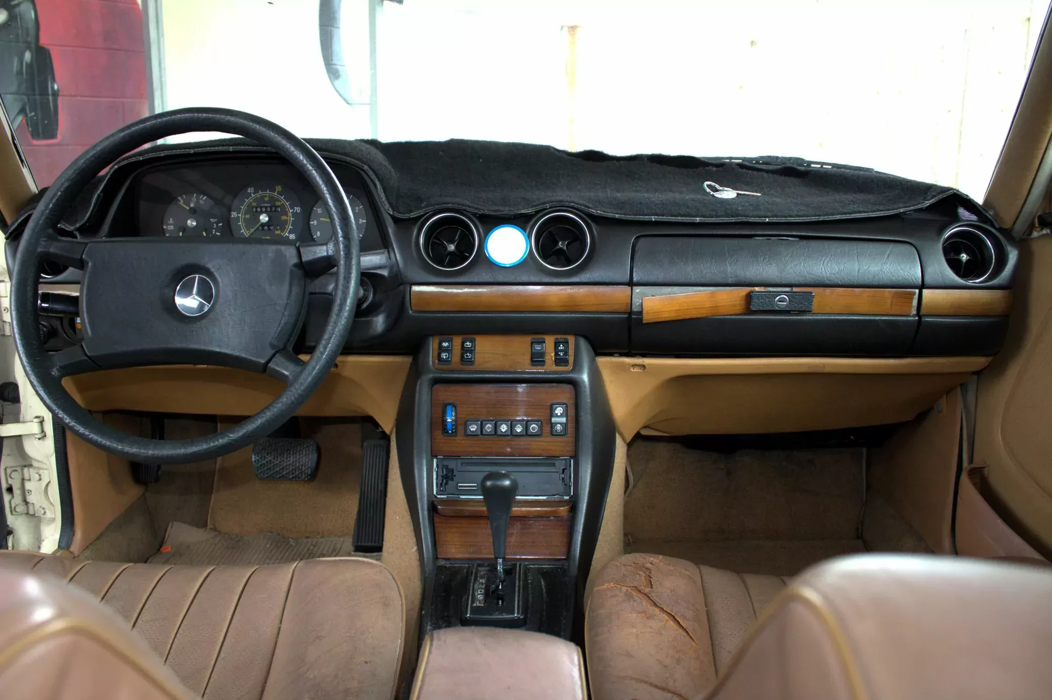 Mercedes 300TD z 1981 r. za jedyne 7 tysięcy złotych. Piękny i zadbany klasyk za grosze