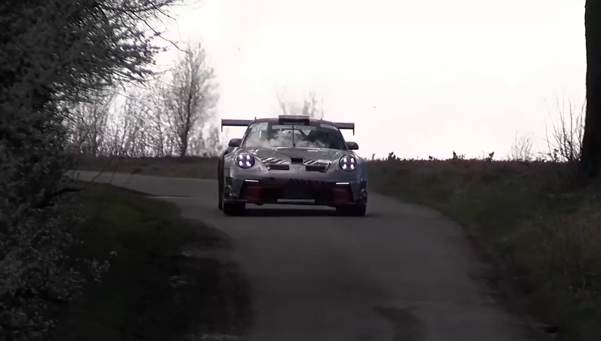 Jeśli twierdzisz, iż napęd na tył nie ma w rajdach szans, patrz na to. Porsche zawstydziło szereg Rally2