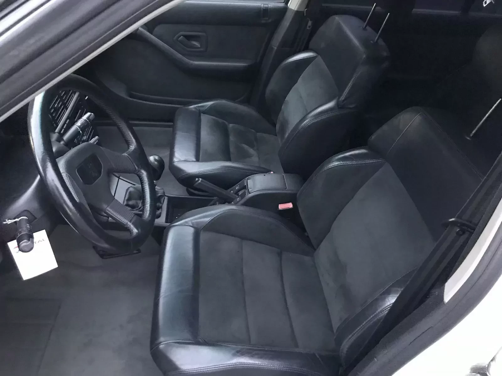 Ta francuska rakieta była w stanie dotrzymać tempa BMW M5. Jedna z 1046 sztuk na sprzedaż