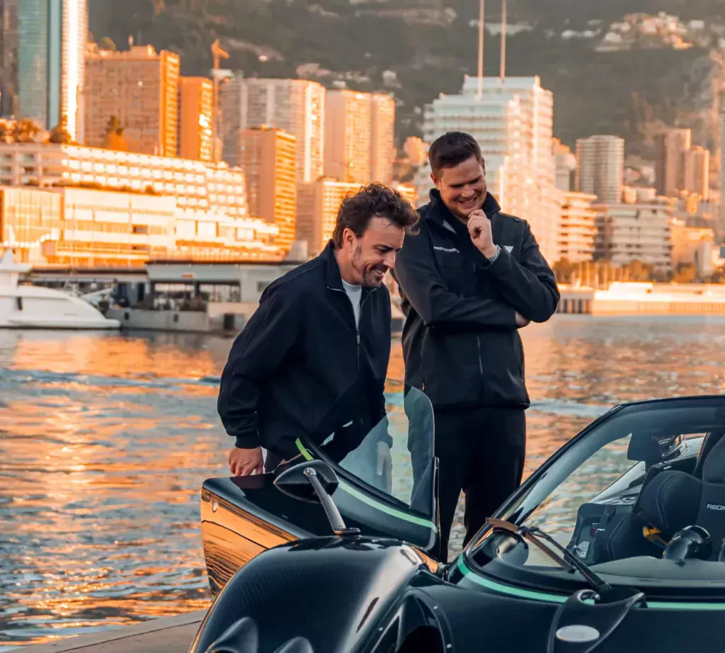 Alonso w F1 musi prowadzić jakiś paździerz, więc kupił sobie porządne auto, gdzie ma 2 razy więcej cylindrów i prawie 5 razy większą pojemność