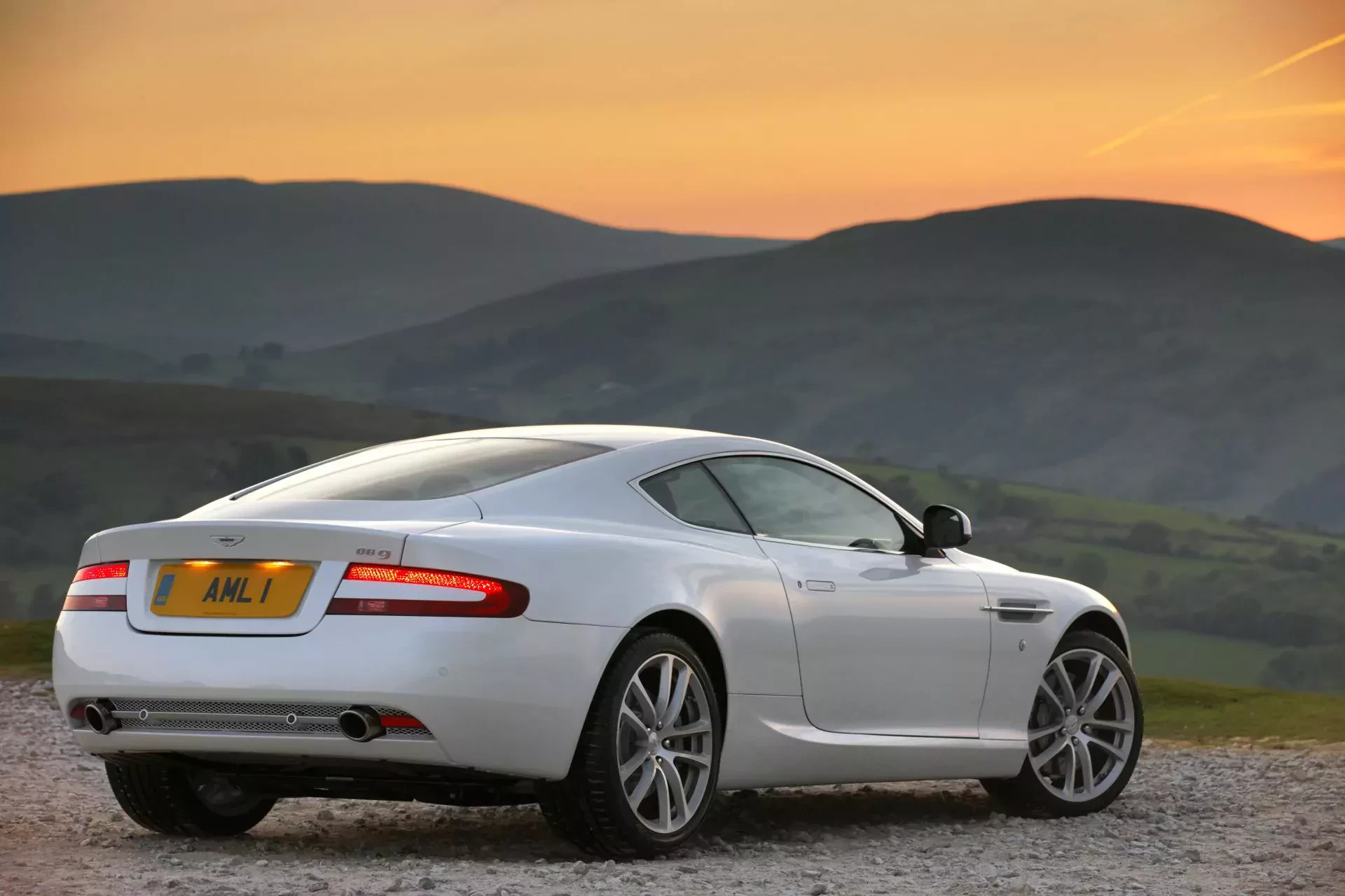 Aston Martin DB9 James Bond używany tanio otomoto autoscout cena ceny moc osiągi