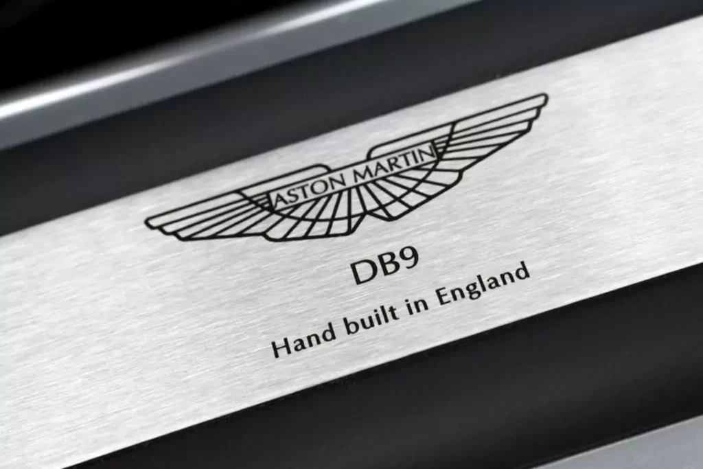 Ten Aston Martin sprawi, iż poczujesz się jak James Bond. Jego cena jest zaskakująco niewielka