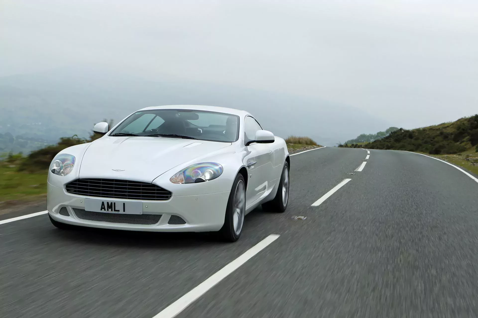 Aston Martin DB9 James Bond używany tanio otomoto autoscout cena ceny moc osiągi