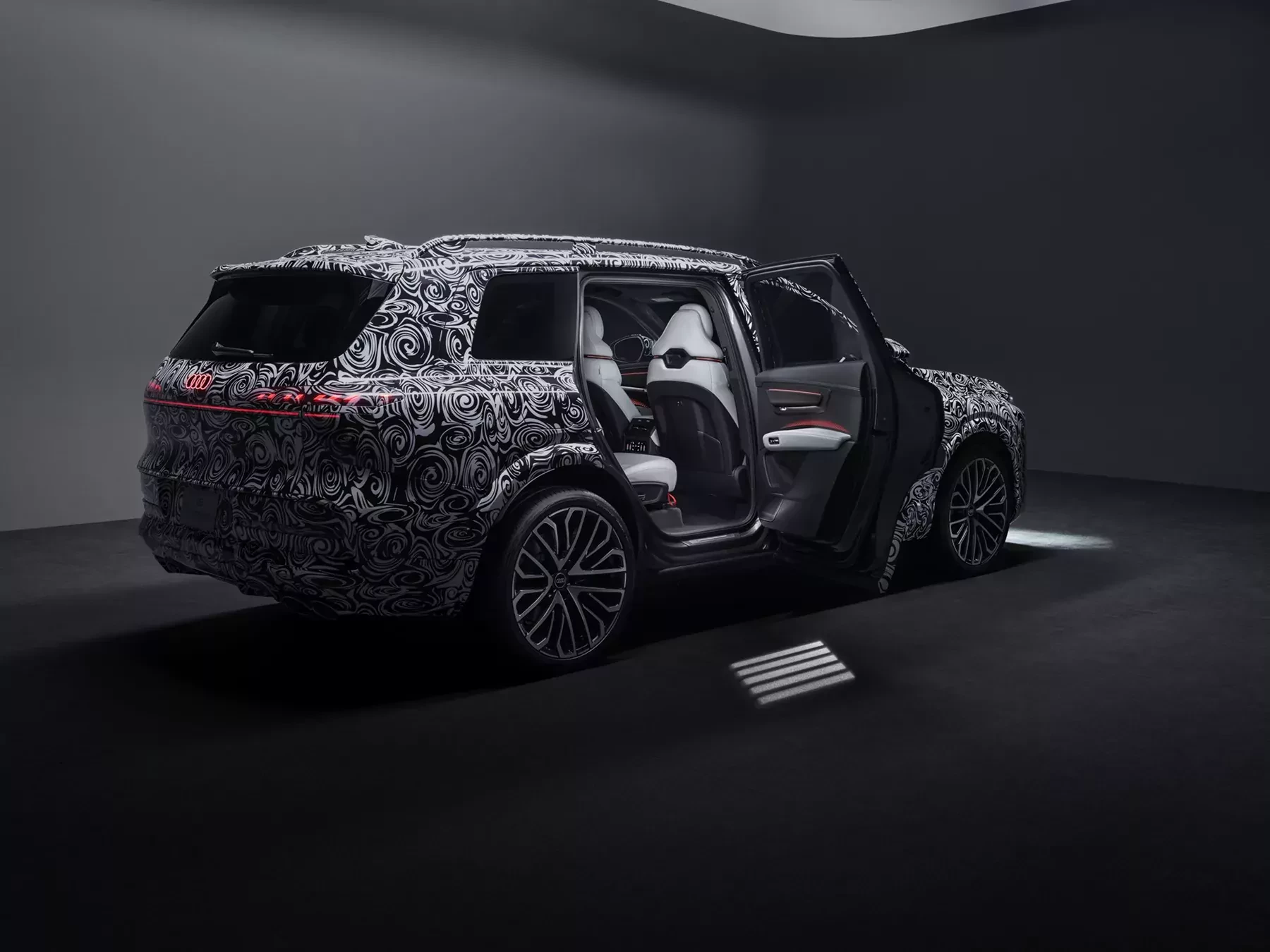 Audi Q9 2027 SUV zdjecie nadwozia z elektrycznie otwieranymi drzwiami