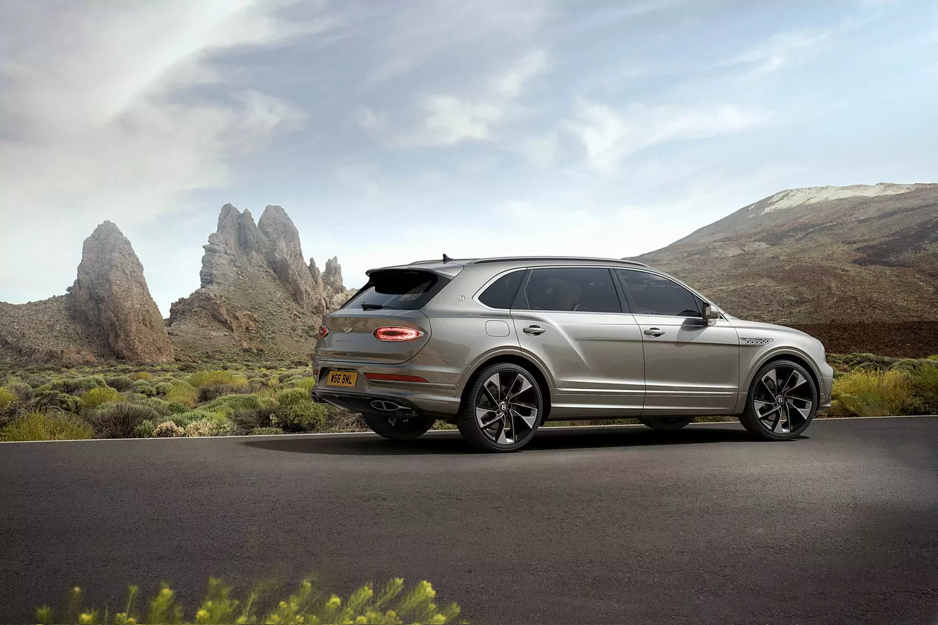 Bentley Bentayga SUV cena ceny używany nowy opinie oceny zalety wady moc silnik benzyna przyspieszenie