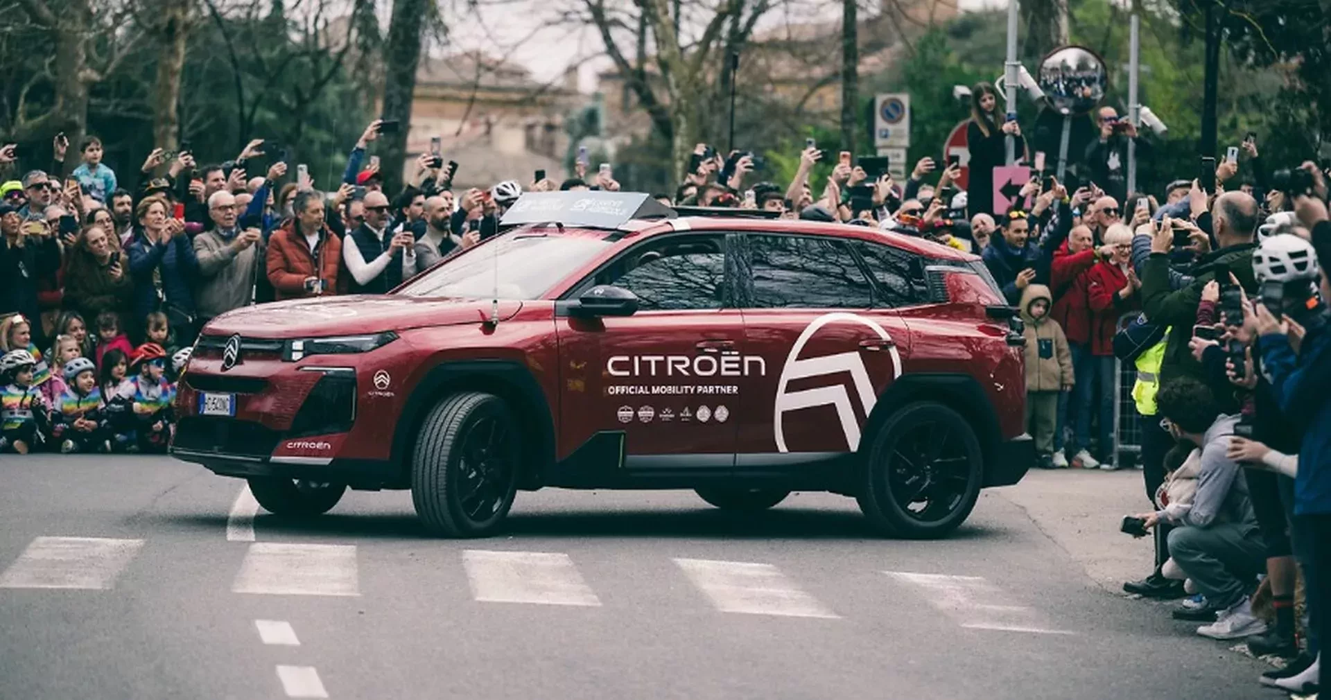 Citroen C5 Aircross SUV Giro d Italia wyścig kolarski samochód oficjalny partner