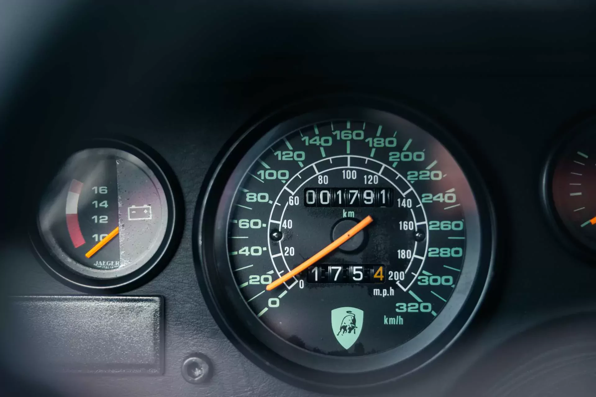 To Lamborghini Countach miało 3 właścicieli, którzy przejechali nim łącznie 1 791 km. Przy tworzeniu go poproszono o pomoc mistrza WRC