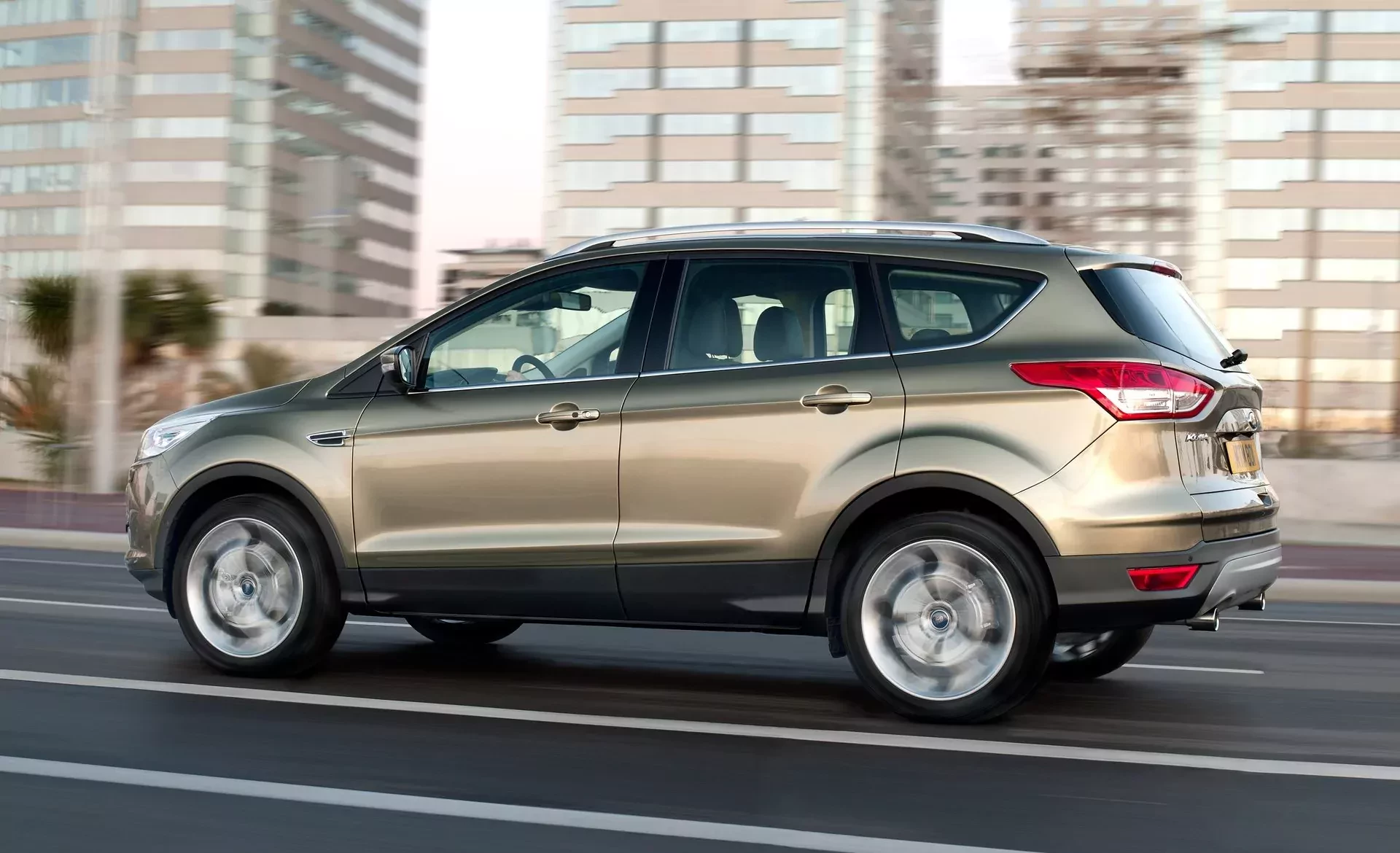 SUV Forda, po latach dostępny za ułamek wartości, siadł Polakom bardziej od japońskiego króla segmentu