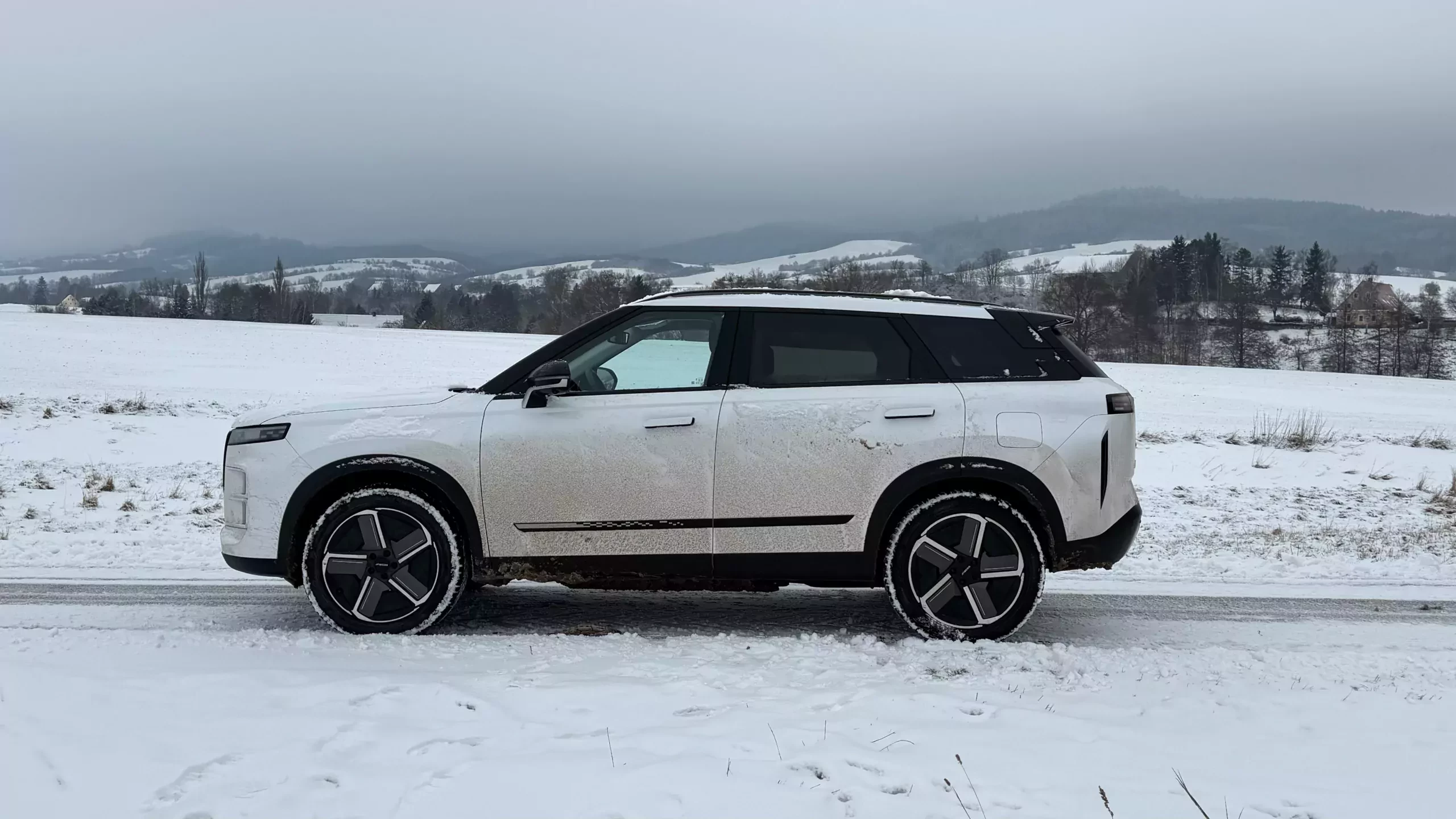 SUV Jaecoo 7 Super Hybrid zimą