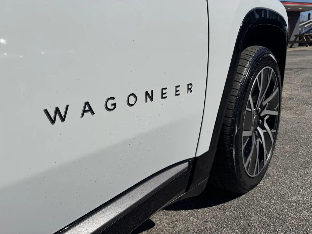 Jeep Wagoneer S z przebiegiem 145 km stracił połowę wartości. Nówka na full wypasie za 139 tysięcy złotych