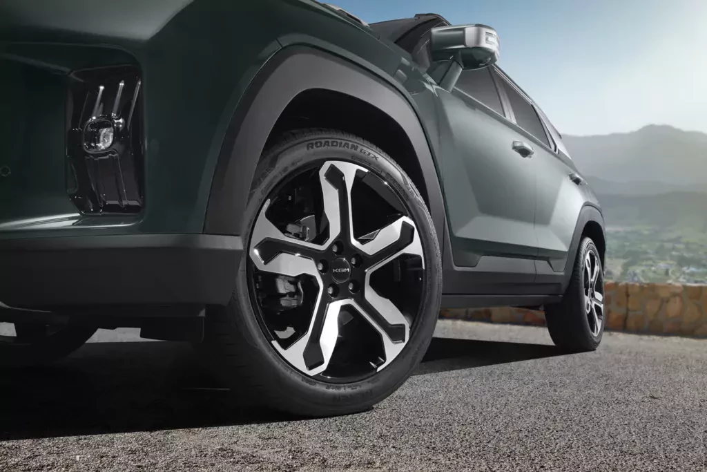 Tańszy o 49 000 zł SUV rzuca wyzwanie legendzie. Koreański plan B dla RAV4 jedzie bez paliwa do 100 km/h