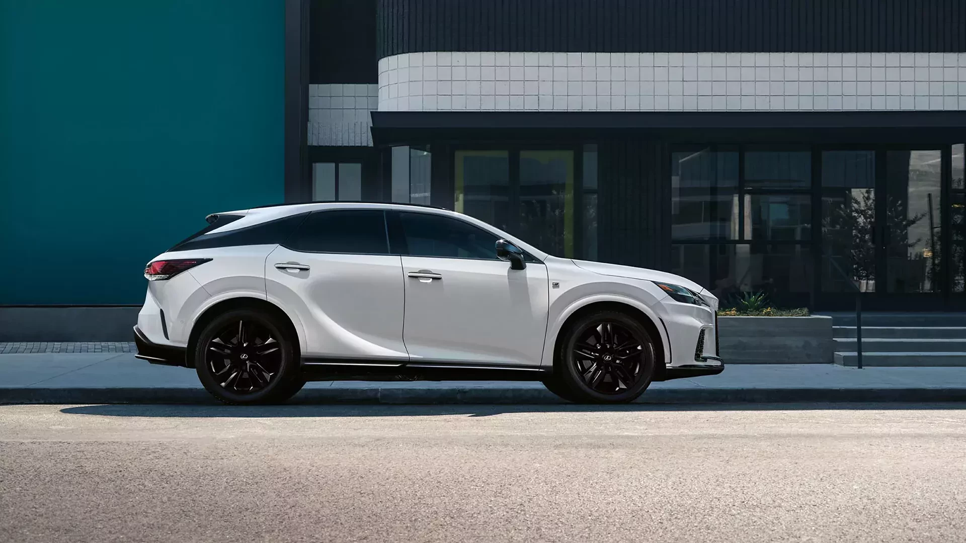 Lexus drażni rywali z Porsche i Mercedesa. Oferuje Polakom flagowego SUV-a w znacznie lepszej kasie
