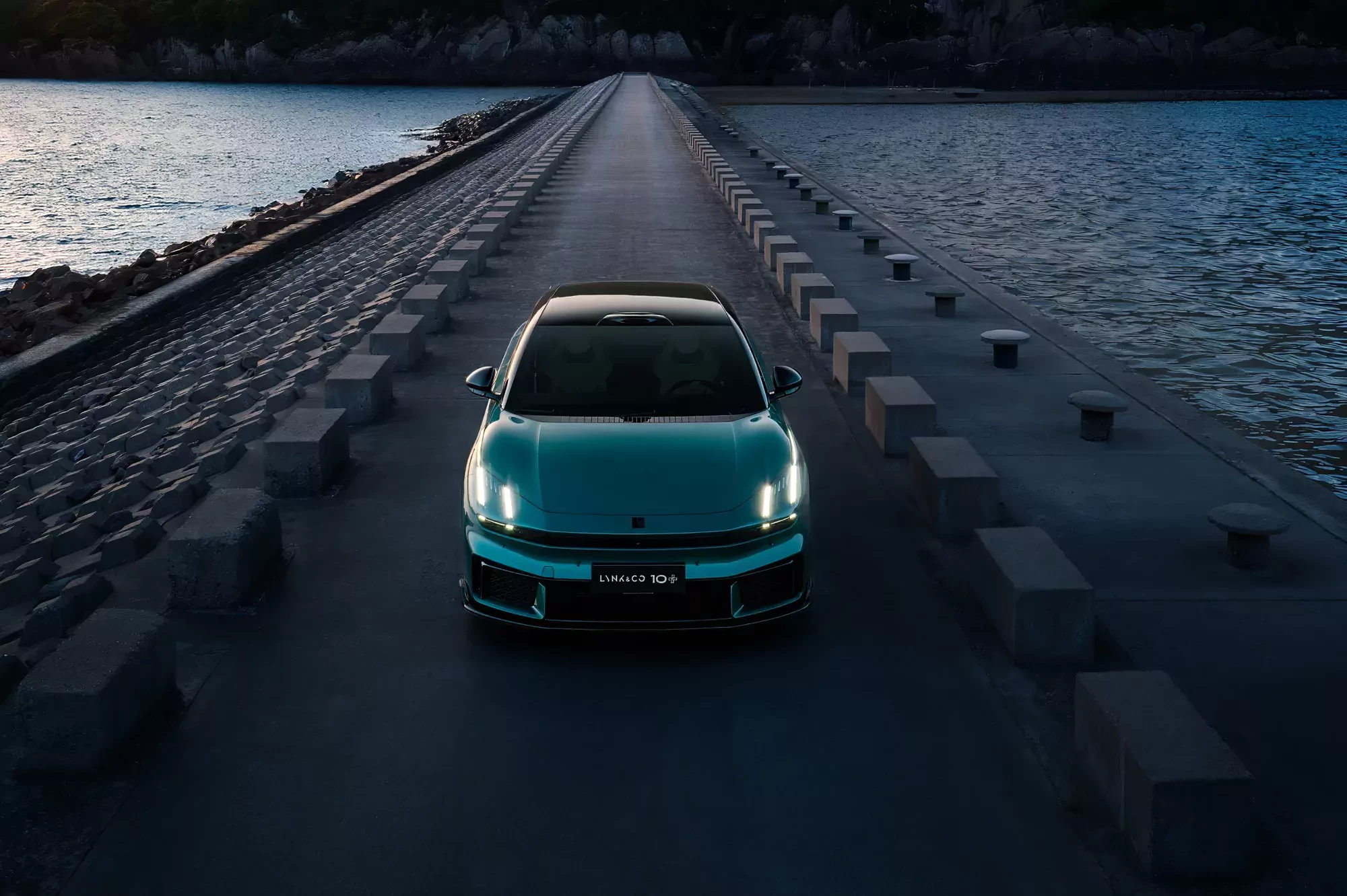 Zapomnij o Tesli i BMW, Chińczycy naprawdę się postarali. Lynk & Co Z10 ze sterydami zjeżdża z taśm ze szwedzką metką i mocą 912 KM