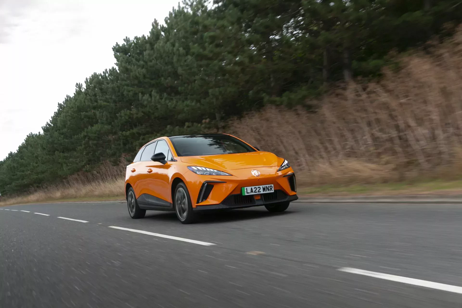 MG4 hatchback elektryczny samochód tanio tani chiński MG cena ceny opinie oceny zalety wady zasięg nowy używany