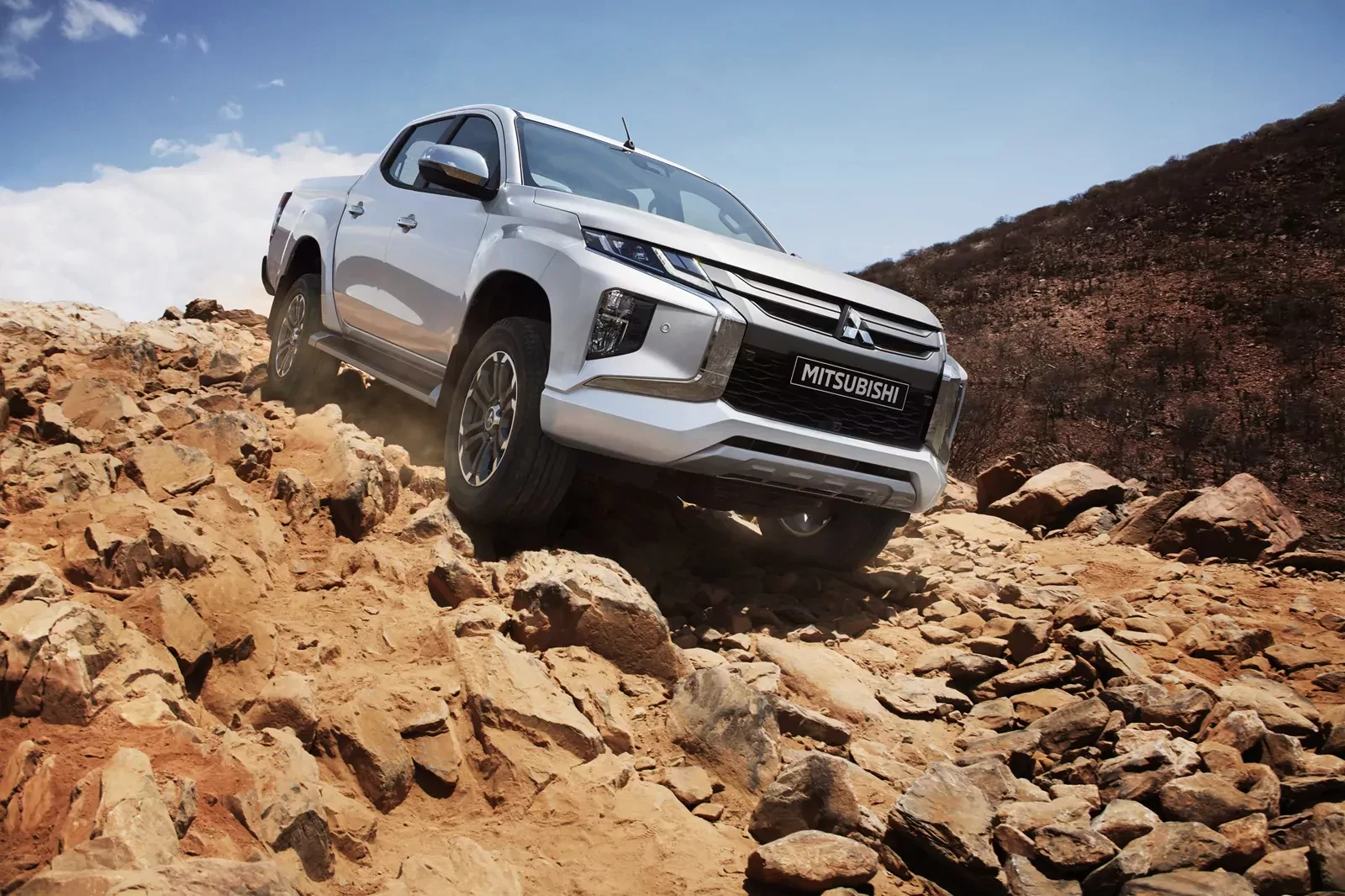 Mitsubishi L200 Triton zdjecie na skałach