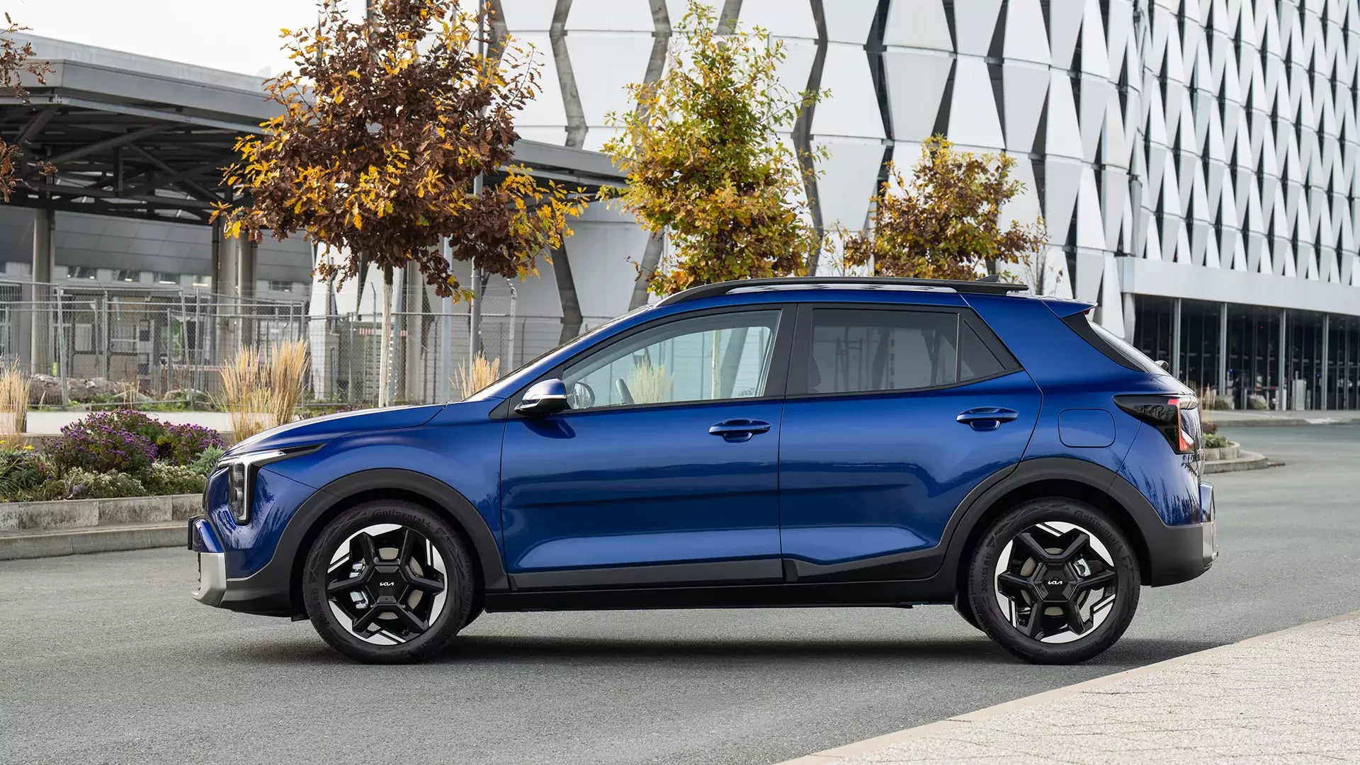 SUV B Kia Stonic w kolorze yacht blue
