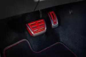 Volkswagen Golf GTI Edition 50 wnętrze czerwone pedały